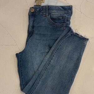 Democracy Women's Cropped Blue Jeans